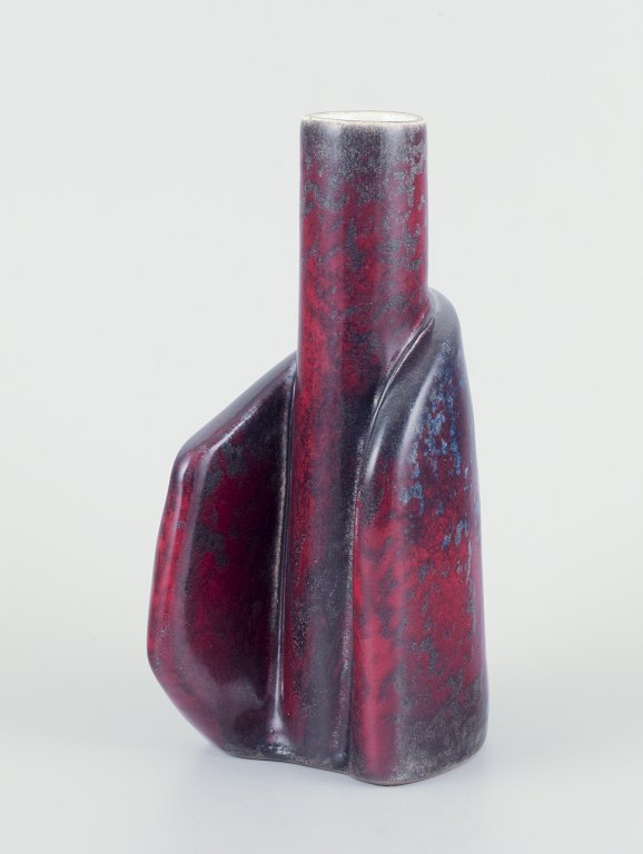 Birger Åström (1931-2020), svensk keramiker.
Unika vase af keramik. Organisk form.