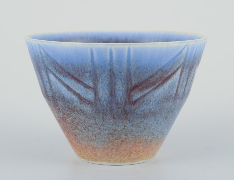 Carl Harry Stålhane for Rörstrand, Sverige.
Lille vase af keramik.