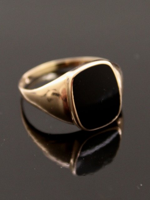 8 carat gold ring with onyx