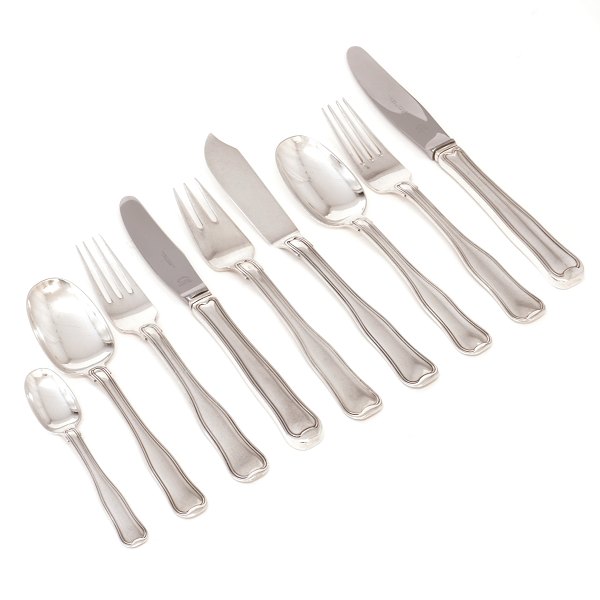 Harald Nielsen 1947 for Georg Jensen sterlingsilver cutlery Old Danish for 12 
persons + fish cutlery for six persons + 10 serving peices. 106 pieces all in 
all.