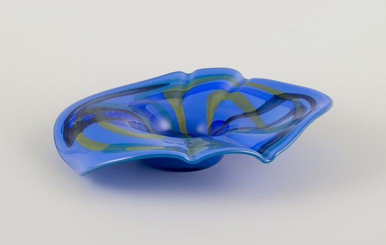 Tjekkisk glaskunstner.
Skål i kunstglas. Organisk form.