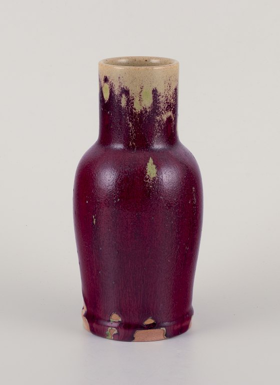 Svensk keramiker.
Unika vase af keramik.