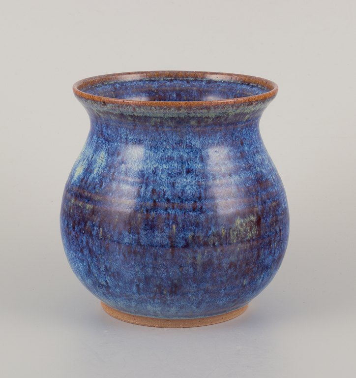 Svensk keramiker.
Unika vase af keramik.