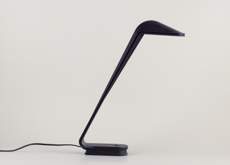 Alfred Homann for Louis Poulsen.
”Rappe Louis” bordlampe i anodiseret aluminium.