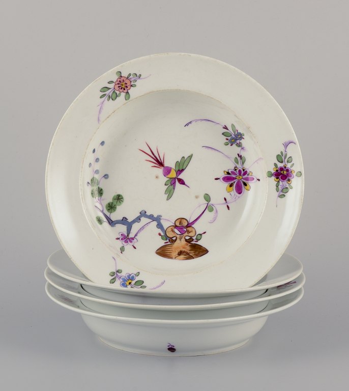 Meissen, Tyskland. Et sæt på fire antikke suppetallerkener af porcelæn.