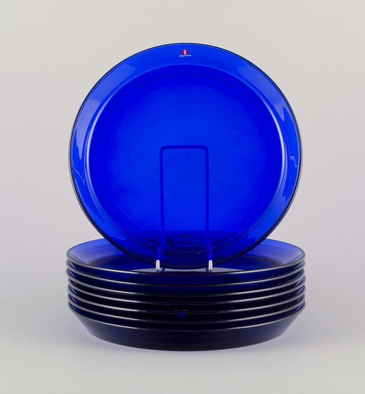 Kaj Franck (1911-1989) for Iittala, finsk glaskunstner.
Et sæt på otte ”Kartio” tallerkener i blåt kunstglas.