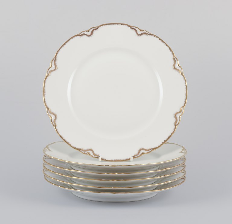 A set of six ‘Haviland’ porcelain dinner plates.
Hand-decorated gold decoration, white porcelain.