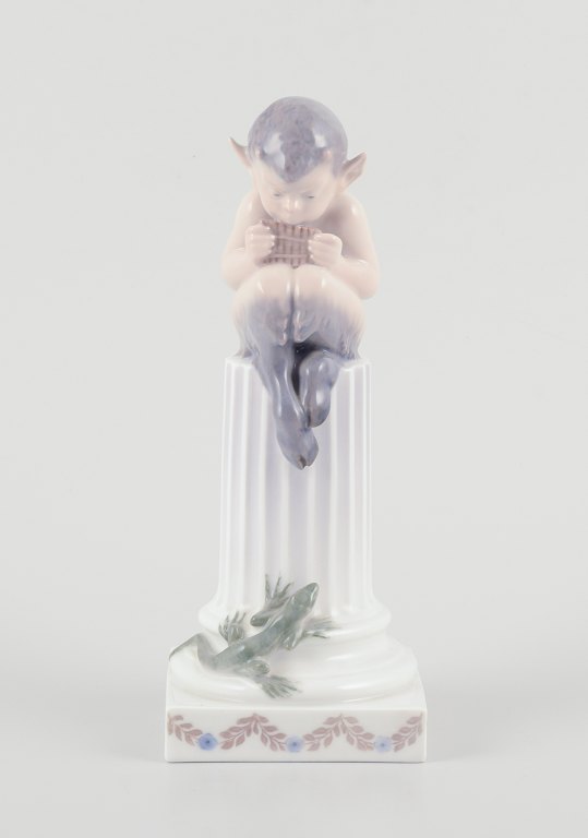 Royal Copenhagen, figur af porcelæn.
Fløjtende Pan siddende på sokkel med salamander.