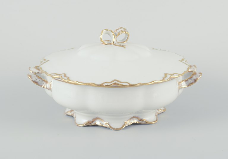 ‘Haviland’, round white porcelain tureen with lid.