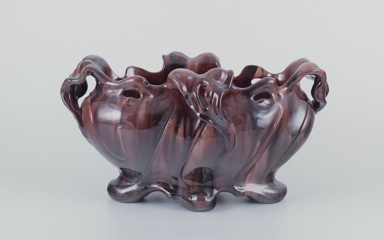 Jérôme Massier for Vallauris, Frankrig.
Stor Art Nouveau jardiniere af lertøj.