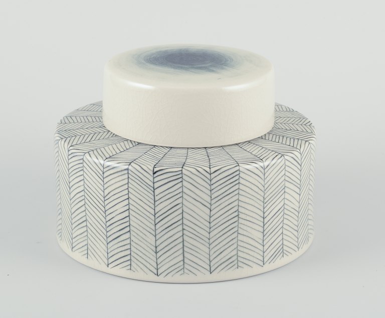 Mimou, stor lågkrukke af stentøj.