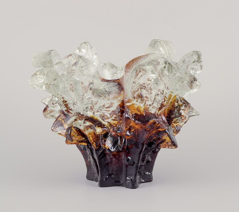Pertti Santalahti (f.1941) for Humppila, Finland.
Stor skål i kunstglas.
Klart og brunt glas.