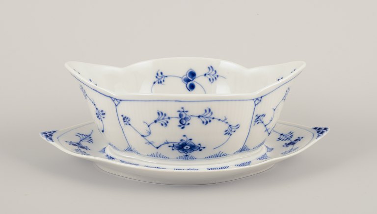 Royal Copenhagen Blue Fluted Plain.
Gravy boat on foot.