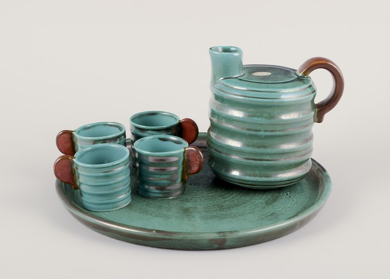 Upsala-Ekeby, Sverige. Kande og fire krus på bakke.
