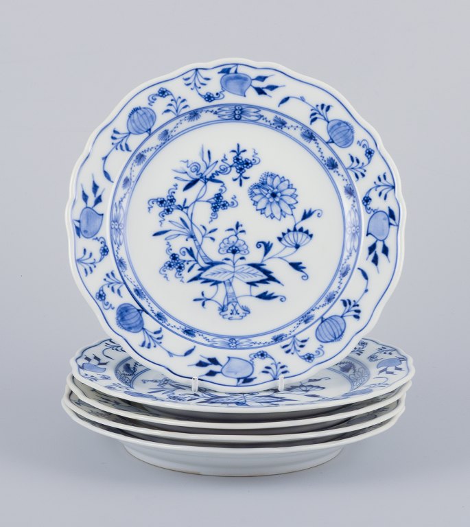 Meissen, Tyskland. Et sæt på fem ”Løgmønstret” tallerkener af porcelæn.