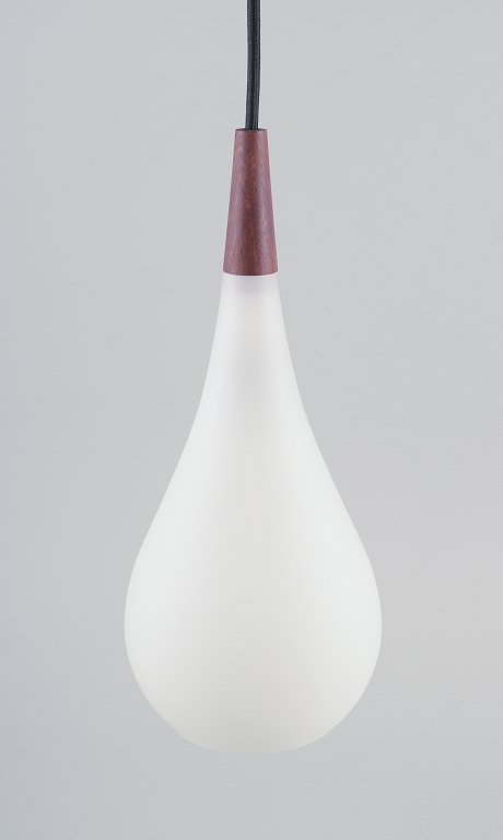 Louis Poulsen pendel i opalglas og ædeltræ.