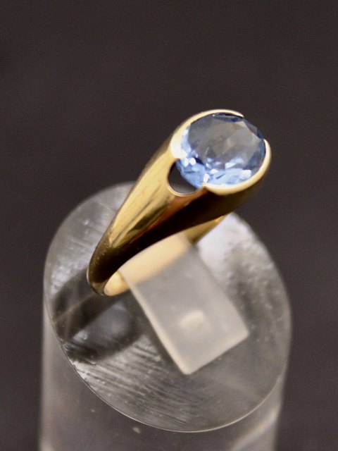 8 carat gold ring with aquamarine