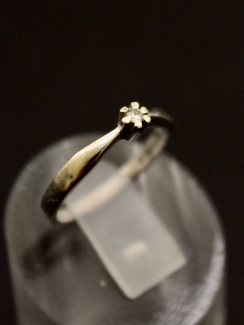 8 carat white gold ring with diamond