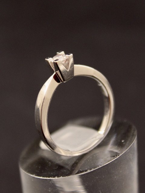 14 carat white gold ring with diamond