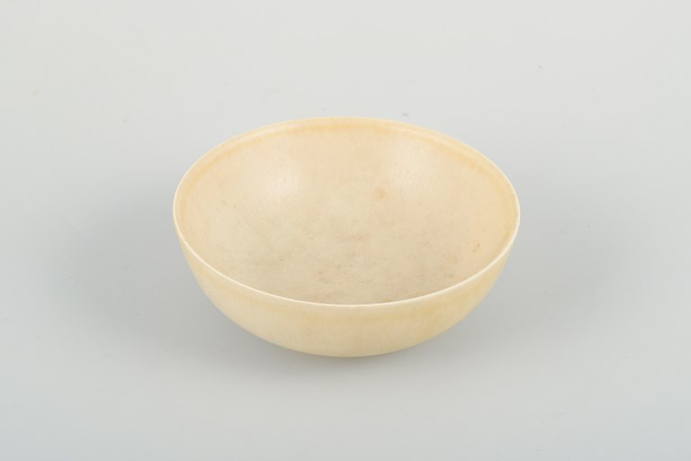 Per Linnemann-Schmidt (1912-1999) for Palshus, Danmark.
Keramikskål i cremé-farvet harepelsglasur.