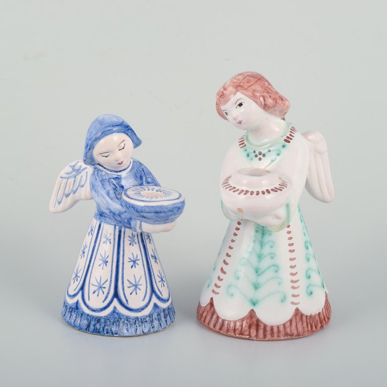 To Hjorth keramiklysestager i form af engle, udført i glaseret fajance.