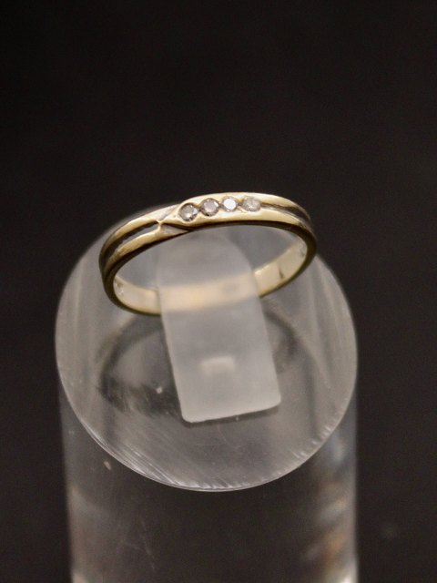 14 carat white gold ring with 4