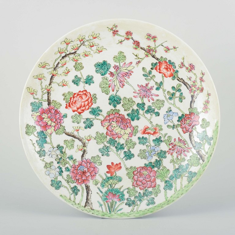 China, Tongzhi Period (1862–1874)Large porcelain dish decorated in famille rose.