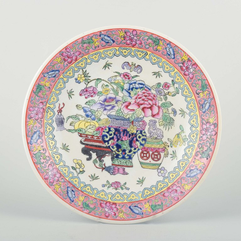 Kina, 1900-talletDekorativt porcelænsfad med polykrom famille rose-emaljedekoration.