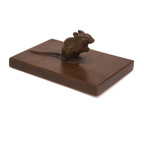 Vilhelm Bissen, 1836-1913, bronze figurine in the shape of a mouse. Signed. H: 
6,5cm. Base: 10x14,5cm