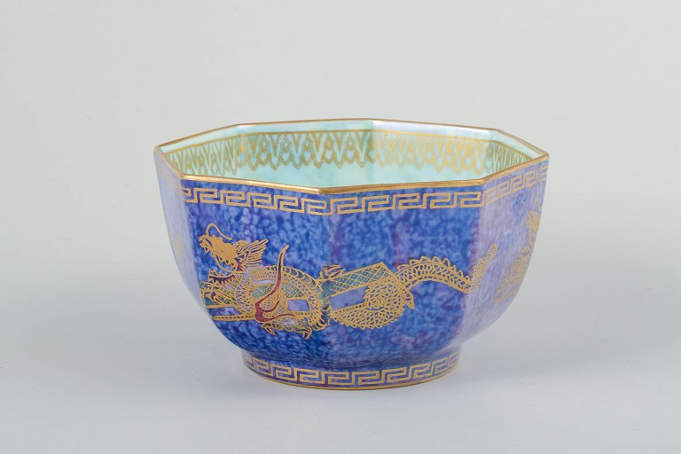 Wedgwood, England
Ottekantet skål i blå-lilla lustre ware.