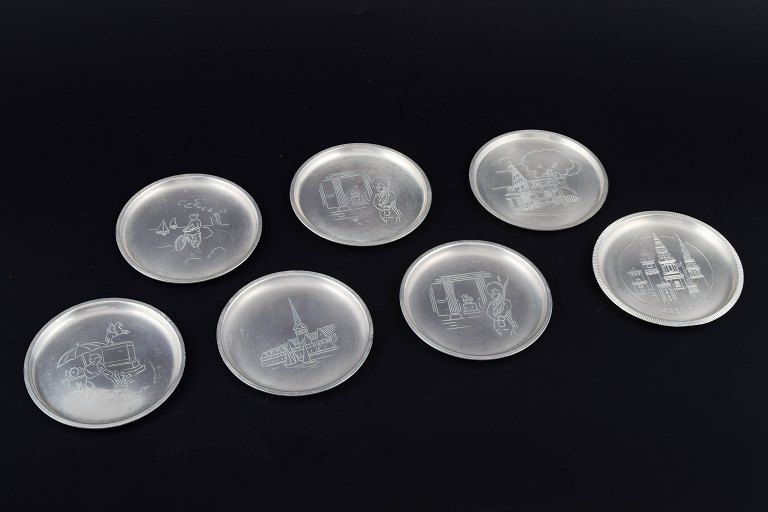 Just Andersen, Danmark.
Sæt på syv flaskebakker i tin.