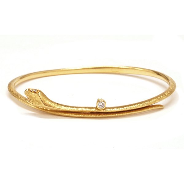 An oval 18kt gold "Snakes"-bangle by Ole Lynggaard, Copenhagen. Size inside: 
5,9x4,8cm