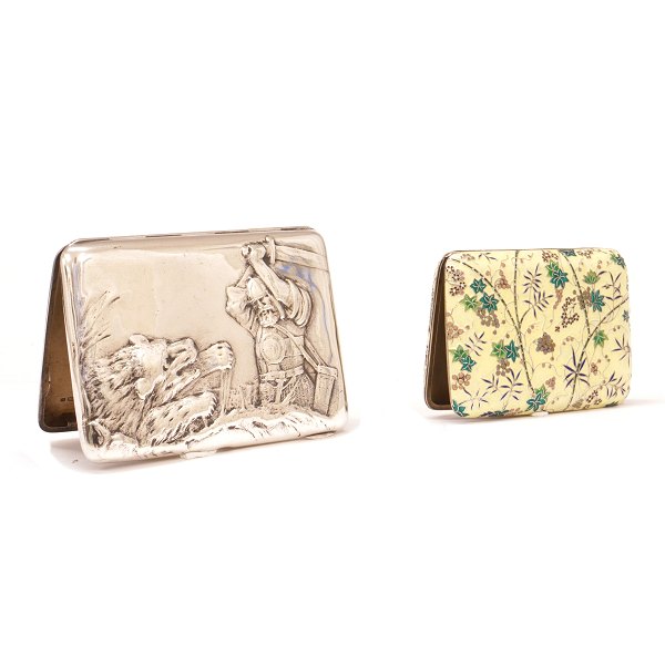 To russiske sølvetuier, et emaljedekoreret. Begge fremstillet i Moskva i 
1880-1890erne. Mål: Hhv: 11,5x8,5 og 7x10cm