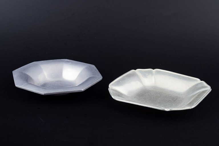 Just Andersen, Danmark.
To tinfade, det ene ottekantet og det andet med afrundede, kantede hjørner.