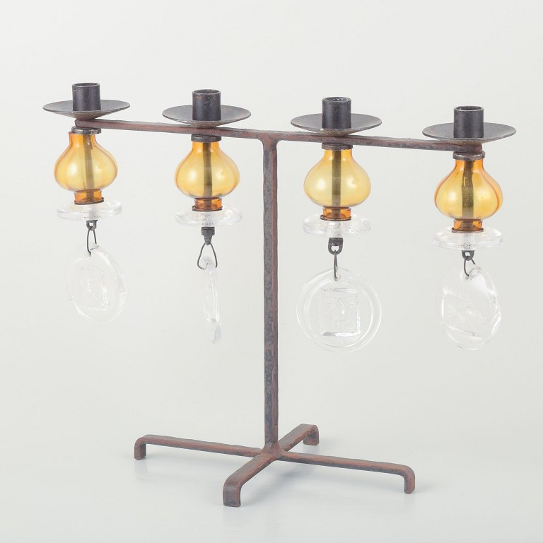 Erik Höglund for Kosta Boda
Firearmet stage i jern med ophængte glasprismer.