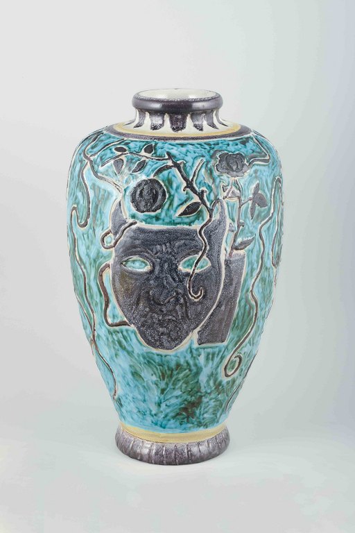 Åke Holm (1900–1980), Höganäs.
Stor vase i stentøj med turkis, sort og grøn glasur.