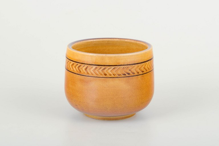 Kähler, Denmark – Nils KählerSmall bowl in uranium glaze with impressed zigzag decoration.