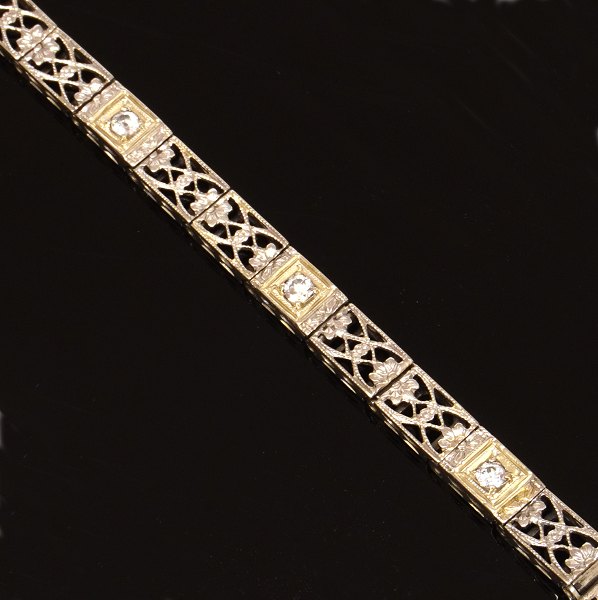 14kt white gold bracelet with three diamonds of total circa 0,25ct. L: 18,5cm. W: 4,5mm