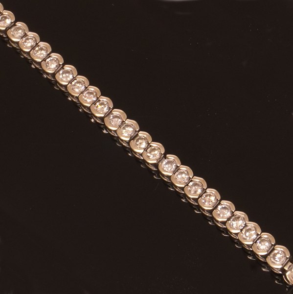 14kt hvidguld tennisarmbånd prydet med 62 diamanter på hver ca. 0,05ct i alt ca. 3ct. L: 19,5cm. B: 4mm. V: 15gr