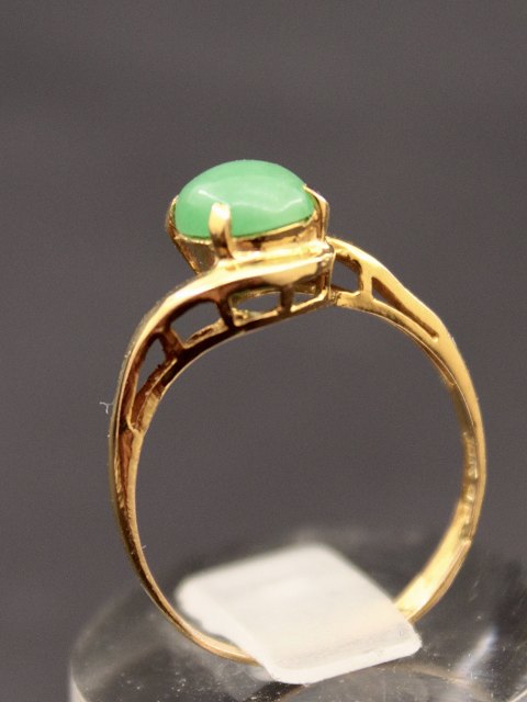 18 carat gold ring with jade
