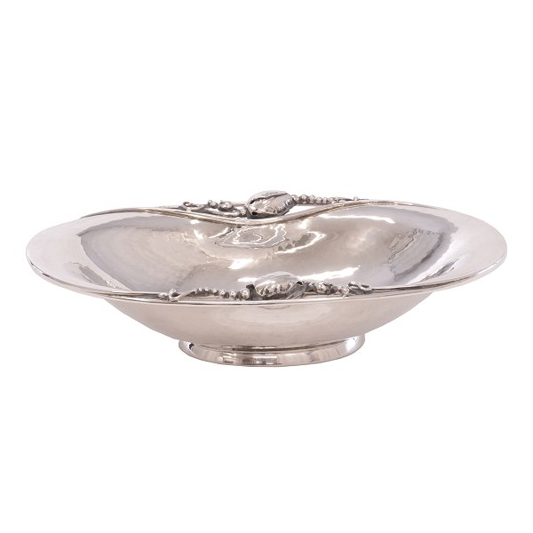 Small Oval Georg Jensen Blossom bowl 2A. H: 5cm. Bowl: 20x14cm