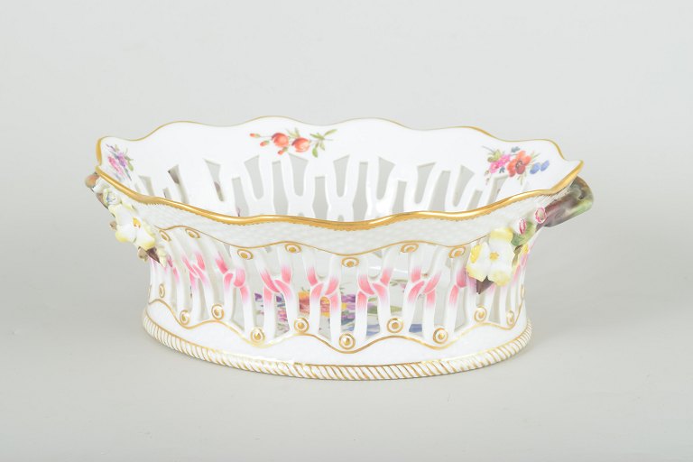 Royal CopenhagenSachsisk Blomst gennembrudt oval skål, ca. 1900.