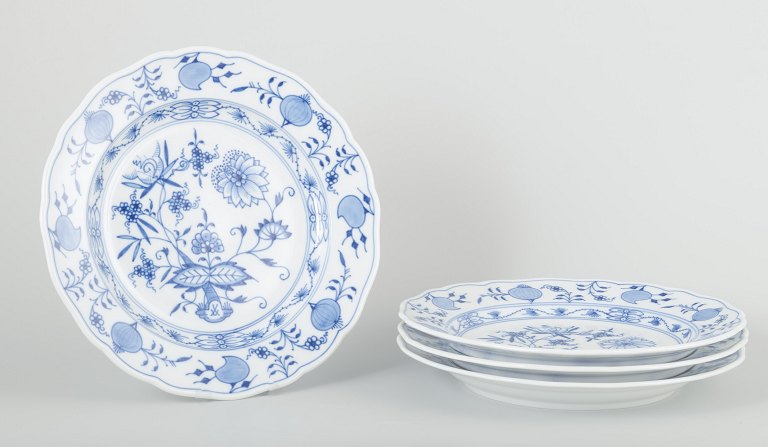 Meissen4 dinner plates, “Blue Onion” pattern, mid-20th century.