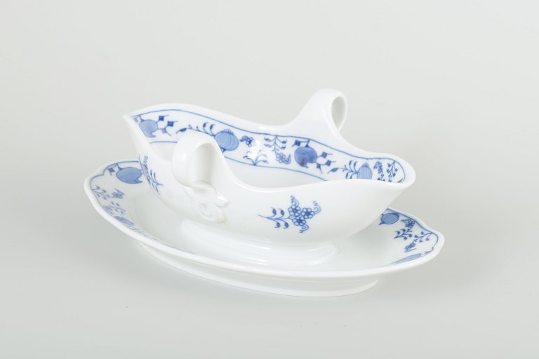 MeissenSauce boat with attached stand, “Blue Onion” pattern, early 20th century.