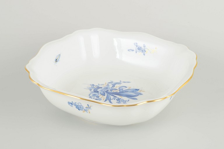 MeissenSquare bowl with softly scalloped sides, early/mid-20th century.
