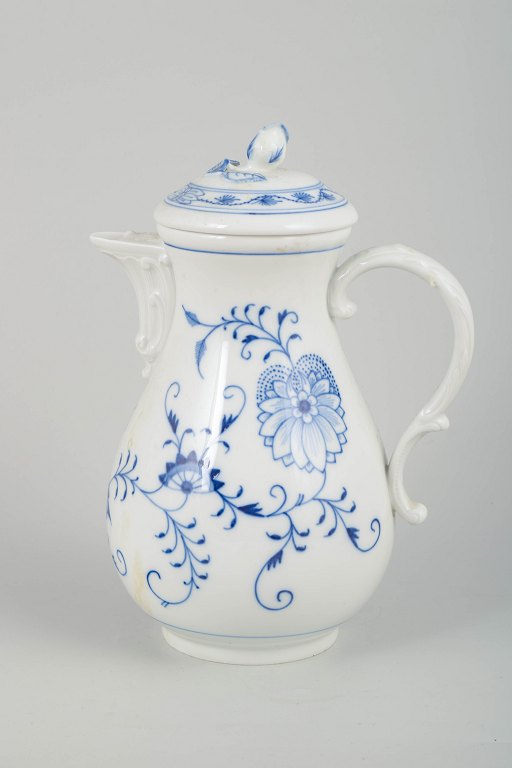 Meissen løgmønstretstor kaffekande, ca. 1900.