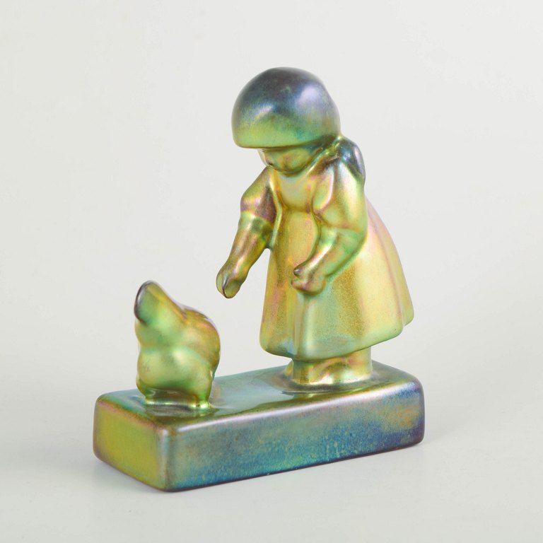Zsolnay, figur af pige med høne i eosin-glasur.