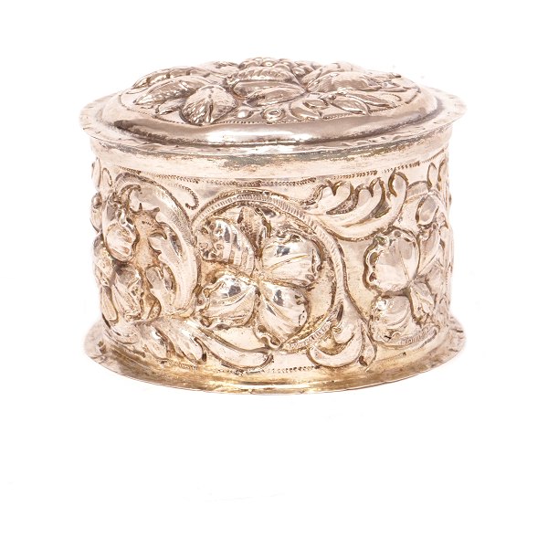 Getriebene Barock Silber Oblatendose von Thore Sørensen, Aalborg, 1704-32. H: 6cm. D: 8,6cm