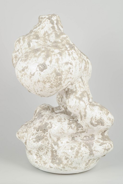 Christina Muff, dansk samtidskeramiker (f. 1971). Høj unika stentøjsvase, organisk formet.