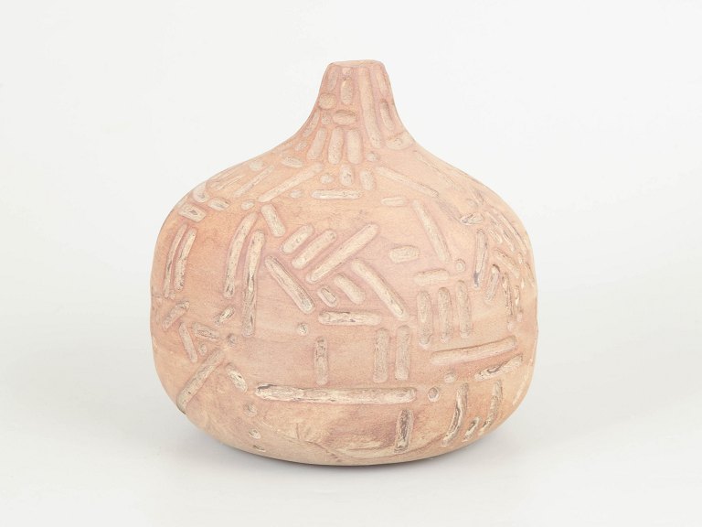 Christina Muff, dansk samtidskeramiker (f. 1971). Unika stentøjsvase, organisk formet.